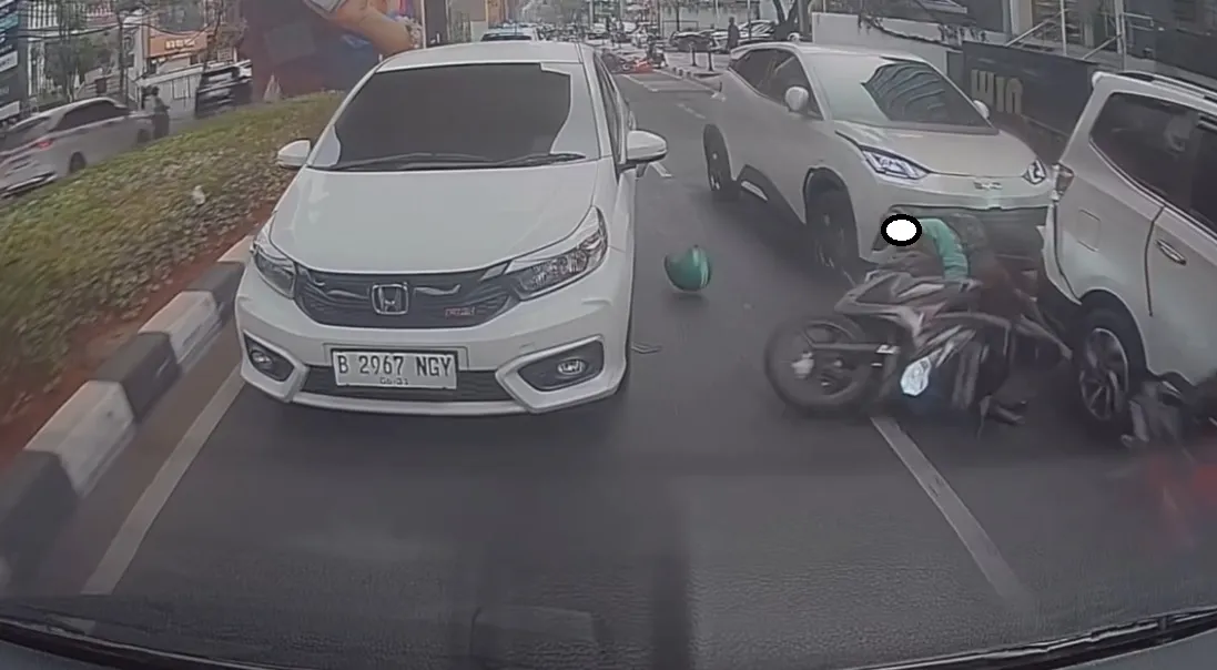 Mobil listrik BYD Atto 1 terlibat kecelakaan beruntun dengan empat mobil dan sepeda motor di Jalan Panglima Polim, Blok M, Jakarta Selatan. (Posnews/Ist)
