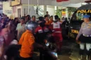 Orang tua mengantar anak ke rumah sakit setelah muncul dugaan keracunan makanan MBG di Kecamatan Harjamukti, Kota Cirebon.

