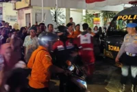 Orang tua mengantar anak ke rumah sakit setelah muncul dugaan keracunan makanan MBG di Kecamatan Harjamukti, Kota Cirebon.

