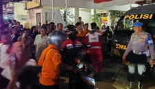 Orang tua mengantar anak ke rumah sakit setelah muncul dugaan keracunan makanan MBG di Kecamatan Harjamukti, Kota Cirebon.