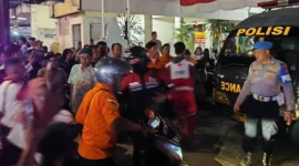Orang tua mengantar anak ke rumah sakit setelah muncul dugaan keracunan makanan MBG di Kecamatan Harjamukti, Kota Cirebon.


