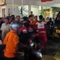 Orang tua mengantar anak ke rumah sakit setelah muncul dugaan keracunan makanan MBG di Kecamatan Harjamukti, Kota Cirebon.

