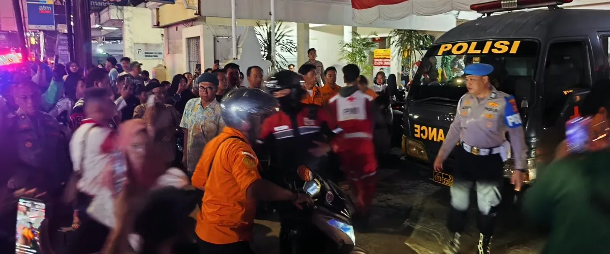 Orang tua mengantar anak ke rumah sakit setelah muncul dugaan keracunan makanan MBG di Kecamatan Harjamukti, Kota Cirebon.

