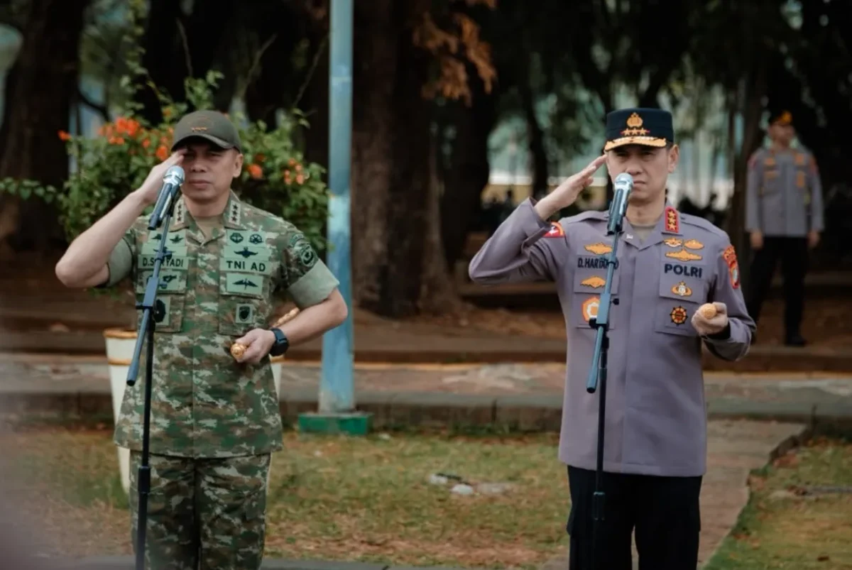 Pangdam Jaya Letjen TNI Deddy Suryadi dan Kapolda Metro Jaya Komjen Pol. Dadang Hartanto memimpin apel gabungan di kawasan Monumen Nasional (Monas), Jakarta Pusat. (Posnews/Humas PMJ)