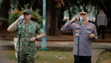 Pangdam Jaya Letjen TNI Deddy Suryadi dan Kapolda Metro Jaya Komjen Pol. Dadang Hartanto memimpin apel gabungan di kawasan Monumen Nasional (Monas), Jakarta Pusat. (Posnews/Humas PMJ)