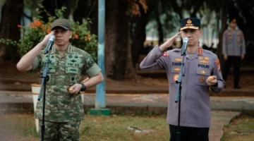 Pangdam Jaya Letjen TNI Deddy Suryadi dan Kapolda Metro Jaya Komjen Pol. Dadang Hartanto memimpin apel gabungan di kawasan Monumen Nasional (Monas), Jakarta Pusat. (Posnews/Humas PMJ)