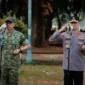 Pangdam Jaya Letjen TNI Deddy Suryadi dan Kapolda Metro Jaya Komjen Pol. Dadang Hartanto memimpin apel gabungan di kawasan Monumen Nasional (Monas), Jakarta Pusat. (Posnews/Humas PMJ)