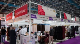 Paviliun Indonesia menampilkan produk fesyen dan tekstil pada Saudi Fashion & Tex Expo 2026 di Jeddah, Arab Saudi. (Posnews/Kemendag)
