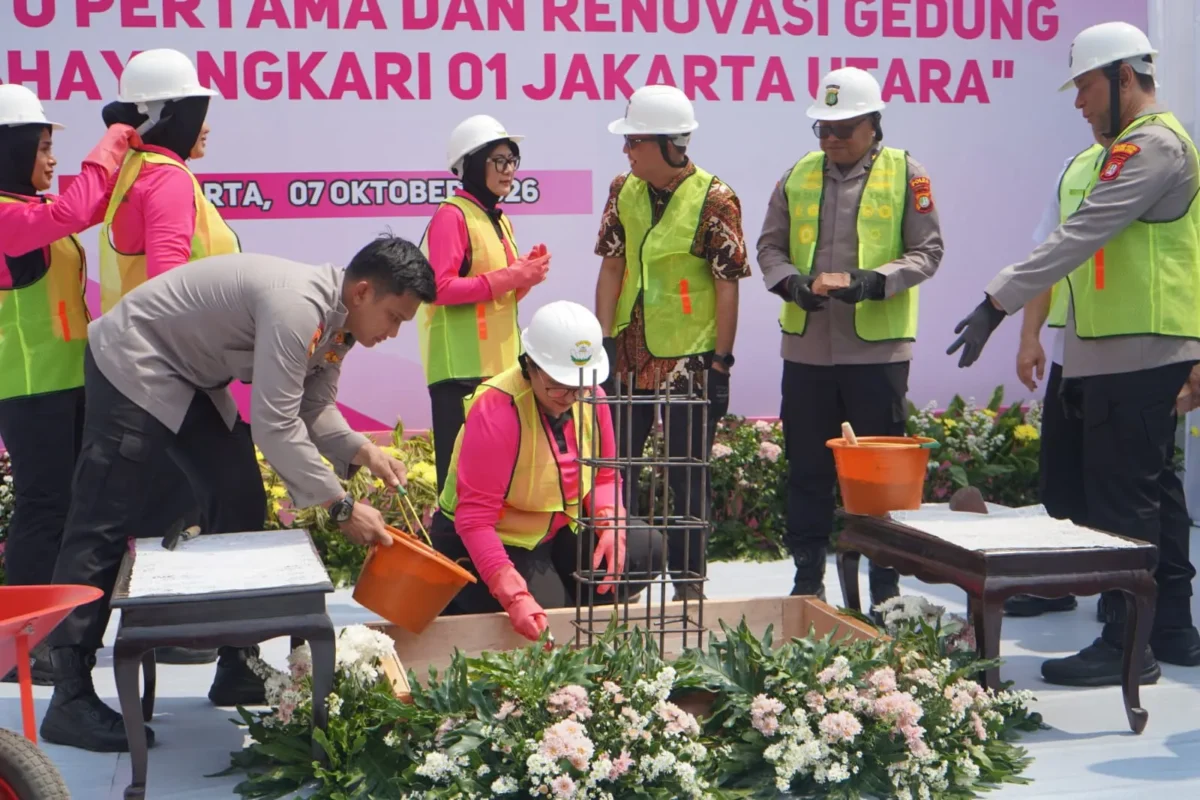  Peletakan batu pertama renovasi SD Kemala Bhayangkari 1 Rorotan Jakarta Utara. (Posnews/Humas Polres Metro Jakut)
