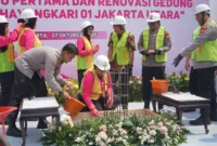  Peletakan batu pertama renovasi SD Kemala Bhayangkari 1 Rorotan Jakarta Utara. (Posnews/Humas Polres Metro Jakut)
