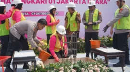  Peletakan batu pertama renovasi SD Kemala Bhayangkari 1 Rorotan Jakarta Utara. (Posnews/Humas Polres Metro Jakut)
