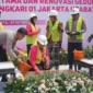  Peletakan batu pertama renovasi SD Kemala Bhayangkari 1 Rorotan Jakarta Utara. (Posnews/Humas Polres Metro Jakut)
