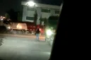 Penjual kopi keliling menghampiri kendaraan kontainer yang terparkir di kawasan KBN Marunda pada malam hari. (Posnews/MR)
