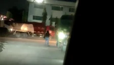 Penjual kopi keliling menghampiri kendaraan kontainer yang terparkir di kawasan KBN Marunda pada malam hari. (Posnews/MR)