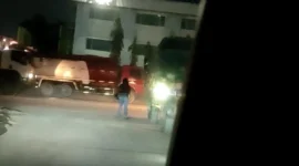 Penjual kopi keliling menghampiri kendaraan kontainer yang terparkir di kawasan KBN Marunda pada malam hari. (Posnews/MR)
