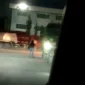 Penjual kopi keliling menghampiri kendaraan kontainer yang terparkir di kawasan KBN Marunda pada malam hari. (Posnews/MR)
