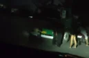  Penjual kopi keliling menghampiri kendaraan kontainer yang terparkir di kawasan KBN Marunda pada malam hari. (Posnews/MR)
