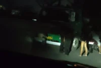  Penjual kopi keliling menghampiri kendaraan kontainer yang terparkir di kawasan KBN Marunda pada malam hari. (Posnews/MR)
