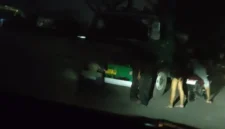 Penjual kopi keliling menghampiri kendaraan kontainer yang terparkir di kawasan KBN Marunda pada malam hari. (Posnews/MR)