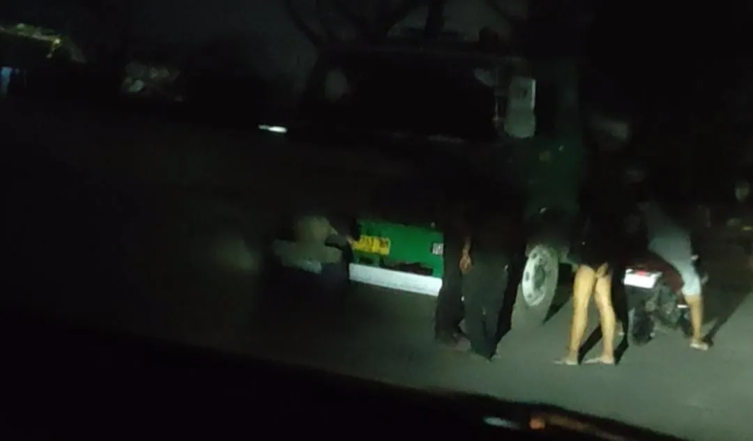  Penjual kopi keliling menghampiri kendaraan kontainer yang terparkir di kawasan KBN Marunda pada malam hari. (Posnews/MR)
