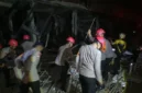 Personel Brimob dan polisi mengevakuasi korban serta mengamankan reruntuhan ruko setelah ledakan di Pasar Cimanggis, Ciputat, Tangerang Selatan. (Posnews/Ist)
