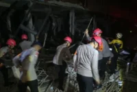 Personel Brimob dan polisi mengevakuasi korban serta mengamankan reruntuhan ruko setelah ledakan di Pasar Cimanggis, Ciputat, Tangerang Selatan. (Posnews/Ist)
