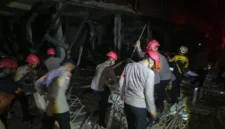 Personel Brimob dan polisi mengevakuasi korban serta mengamankan reruntuhan ruko setelah ledakan di Pasar Cimanggis, Ciputat, Tangerang Selatan. (Posnews/Ist)