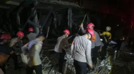 Personel Brimob dan polisi mengevakuasi korban serta mengamankan reruntuhan ruko setelah ledakan di Pasar Cimanggis, Ciputat, Tangerang Selatan. (Posnews/Ist)
