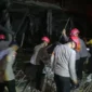 Personel Brimob dan polisi mengevakuasi korban serta mengamankan reruntuhan ruko setelah ledakan di Pasar Cimanggis, Ciputat, Tangerang Selatan. (Posnews/Ist)
