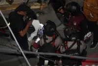 Personel Polda Metro Jaya melakukan penyisiran dalam operasi narkotika di Kampung Ambon, Cengkareng, Jakarta Barat.
