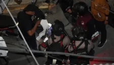 Personel Polda Metro Jaya melakukan penyisiran dalam operasi narkotika di Kampung Ambon, Cengkareng, Jakarta Barat.
