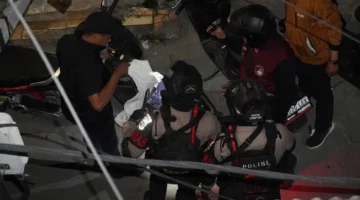 Personel Polda Metro Jaya melakukan penyisiran dalam operasi narkotika di Kampung Ambon, Cengkareng, Jakarta Barat.
