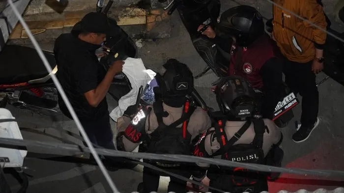 Personel Polda Metro Jaya melakukan penyisiran dalam operasi narkotika di Kampung Ambon, Cengkareng, Jakarta Barat.
