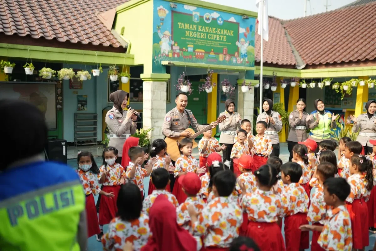 Personel Samsat Polda Metro Jaya bermain dan bernyanyi bersama anak-anak TK dalam program Polisi Sahabat Anak, Rabu 14 Oktober 2026. (Posnews/Ist)