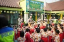 Personel Samsat Polda Metro Jaya bermain dan bernyanyi bersama anak-anak TK dalam program Polisi Sahabat Anak, Rabu 14 Oktober 2026. (Posnews/Ist)