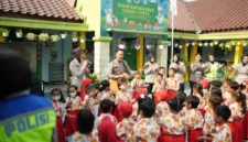 Personel Samsat Polda Metro Jaya bermain dan bernyanyi bersama anak-anak TK dalam program Polisi Sahabat Anak, Rabu 14 Oktober 2026. (Posnews/Ist)
