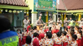 Personel Samsat Polda Metro Jaya bermain dan bernyanyi bersama anak-anak TK dalam program Polisi Sahabat Anak, Rabu 14 Oktober 2026. (Posnews/Ist)