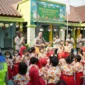 Personel Samsat Polda Metro Jaya bermain dan bernyanyi bersama anak-anak TK dalam program Polisi Sahabat Anak, Rabu 14 Oktober 2026. (Posnews/Ist)