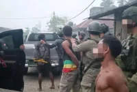 Personel gabungan Satgas Operasi Damai Cartenz dan Polres Yahukimo saat penindakan terhadap dua terduga terkait kasus pembunuhan warga sipil di Yahukimo. (Posnews/Ist)

