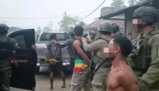 Personel gabungan Satgas Operasi Damai Cartenz dan Polres Yahukimo saat penindakan terhadap dua terduga terkait kasus pembunuhan warga sipil di Yahukimo. (Posnews/Ist)
