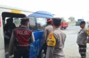 Personel kepolisian memantau pergerakan rombongan di titik pengawasan Jakarta Utara menjelang demonstrasi Hari Sumpah Pemuda.

