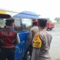 Personel kepolisian memantau pergerakan rombongan di titik pengawasan Jakarta Utara menjelang demonstrasi Hari Sumpah Pemuda.
