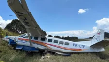 Pesawat Cessna 208B milik Asian One Air dengan registrasi PK-LTF mengalami insiden saat mendarat di Bandara Bilorai, Sugapa, Intan Jaya, Papua Tengah. (Posnews/Ist)