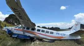 Pesawat Cessna 208B milik Asian One Air dengan registrasi PK-LTF mengalami insiden saat mendarat di Bandara Bilorai, Sugapa, Intan Jaya, Papua Tengah. (Posnews/Ist)
