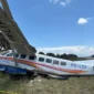 Pesawat Cessna 208B milik Asian One Air dengan registrasi PK-LTF mengalami insiden saat mendarat di Bandara Bilorai, Sugapa, Intan Jaya, Papua Tengah. (Posnews/Ist)
