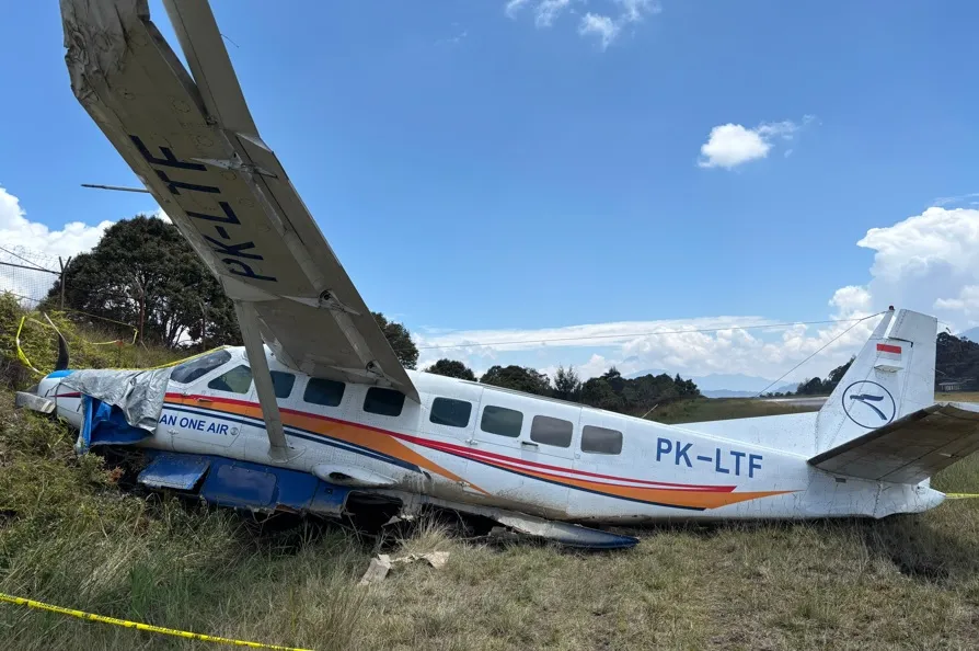 Pesawat Cessna 208B milik Asian One Air dengan registrasi PK-LTF mengalami insiden saat mendarat di Bandara Bilorai, Sugapa, Intan Jaya, Papua Tengah. (Posnews/Ist)
