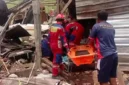 Petugas Damkar Jakarta Timur mengevakuasi pria yang tertimpa reruntuhan kios bakso di Kelapa Dua Wetan, Ciracas. (Posnews/Damkar)