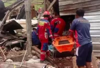 Petugas Damkar Jakarta Timur mengevakuasi pria yang tertimpa reruntuhan kios bakso di Kelapa Dua Wetan, Ciracas. (Posnews/Damkar)