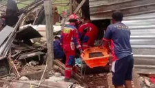 Petugas Damkar Jakarta Timur mengevakuasi pria yang tertimpa reruntuhan kios bakso di Kelapa Dua Wetan, Ciracas. (Posnews/Damkar)