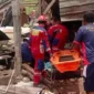 Petugas Damkar Jakarta Timur mengevakuasi pria yang tertimpa reruntuhan kios bakso di Kelapa Dua Wetan, Ciracas. (Posnews/Damkar)